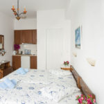 villa klery Νάουσα Πάρος δίκλινο δωμάτιο με 2 μονά κρεβάτια